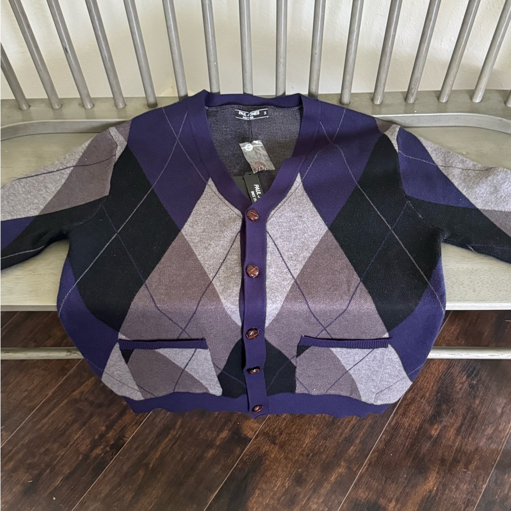 The button sweater is made of high-quality knitted materials.
